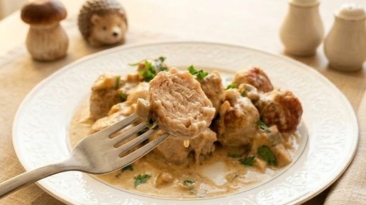 Сочные куриные фрикадельки в сметанном соусе с лесными грибами