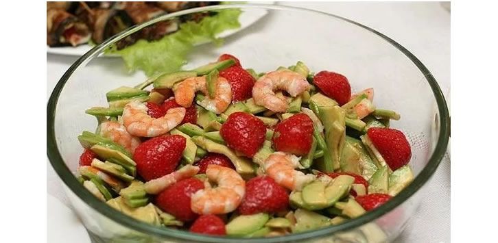 Салат с креветками, клубникой и авокадо