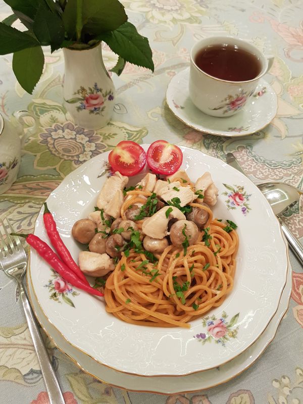 Спагетти с чесноком и острым перцем: как создать кулинарный шедевр с курицей и грибами