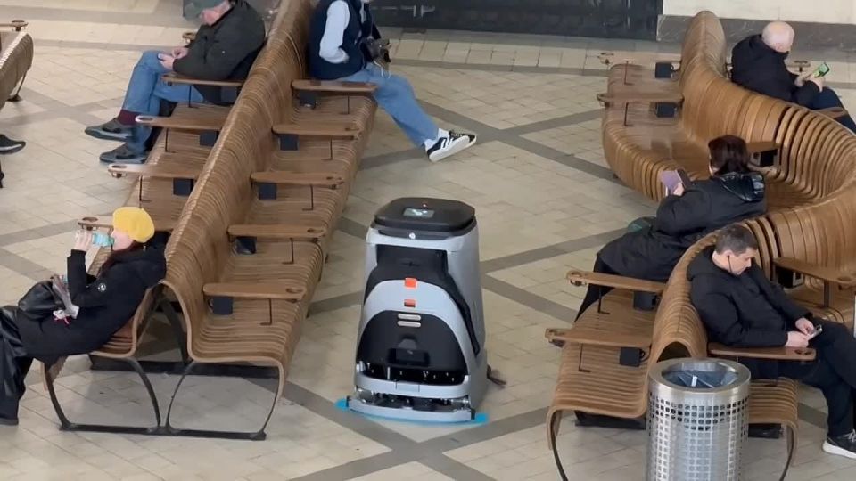 РЖД начали использовать на вокзалах роботов-уборщиков