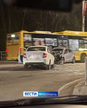 В Дзержинском районе Ярославля столкнулись иномарка и автоваз