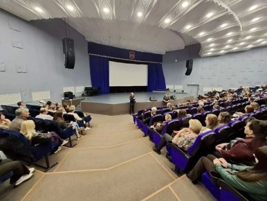 Полицейские Ярославля и Рыбинска проводят просветительские мероприятия для родителей школьников и студентов