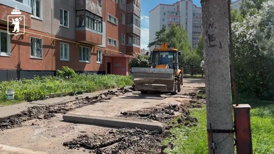Мэр Ярославля Артём Молчанов проверил ход ремонтных работ на двух объектах Мэр Ярославля Артём Молчанов проверил ход ремонтных работ на двух объектах