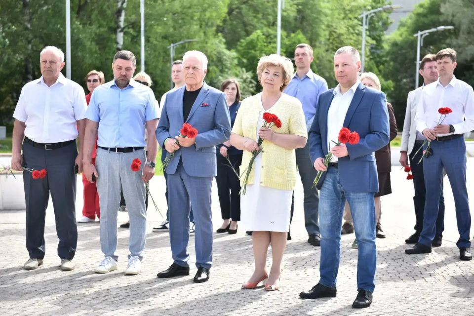 Михаил Евраев: Возложили цветы в сквере Памяти на пересечении улиц Комсомольской и Дементьева Михаил Евраев: Возложили цветы в сквере Памяти на пересечении улиц Комсомольской и Дементьева
