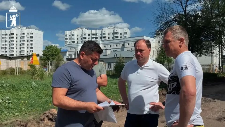Мэр Ярославля Артём Молчанов проверил ход ремонтных работ на двух объектах Мэр Ярославля Артём Молчанов проверил ход ремонтных работ на двух объектах