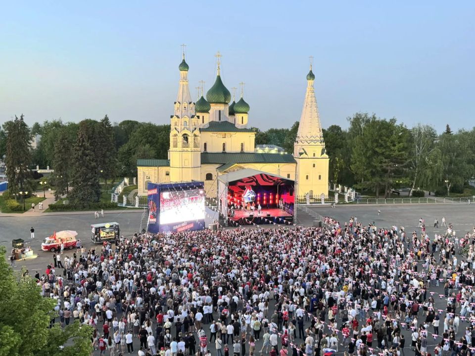 Михаил Евраев: Сегодня на Советской площади в Ярославле состоится «Парад чемпионов» в честь победы «Локомотива» в Кубке Гагарина Михаил Евраев: Сегодня на Советской площади в Ярославле состоится «Парад чемпионов» в честь победы «Локомотива» в Кубке Гагарина
