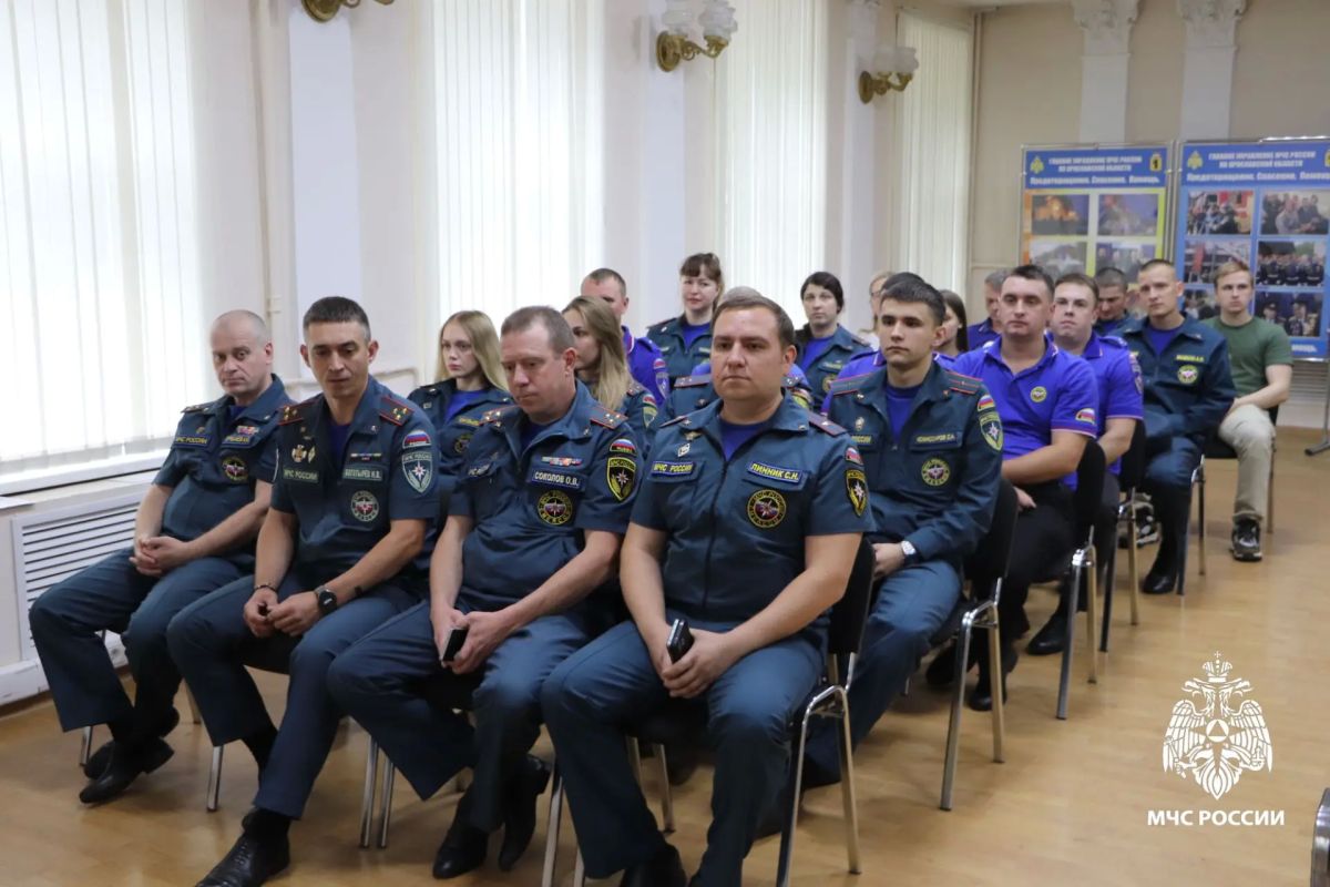 Безопасность на дорогах — зона особой ответственности: сотрудники Госавтоинспекции провели лекцию для личного состава регионального управления МЧС России по Ярославской области Безопасность на дорогах — зона особой ответственности: сотрудники Госавтоинспекции провели лекцию для личного состава регионального управления МЧС России по Ярославской области