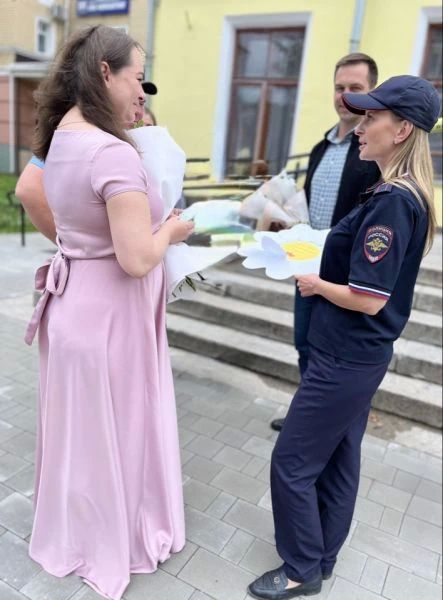 «Ромашка безопасности»: Госавтоинспекция поздравила молодожёнов с Днём семьи, любви и верности! «Ромашка безопасности»: Госавтоинспекция поздравила молодожёнов с Днём семьи, любви и верности!