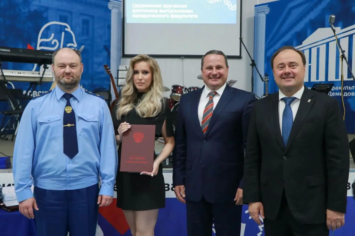 Прокурор Ярославской области Климент Юрздицкий принял участие в торжественной церемонии вручения дипломов магистрам и бакалаврам юриспруденции Прокурор Ярославской области Климент Юрздицкий принял участие в торжественной церемонии вручения дипломов магистрам и бакалаврам юриспруденции