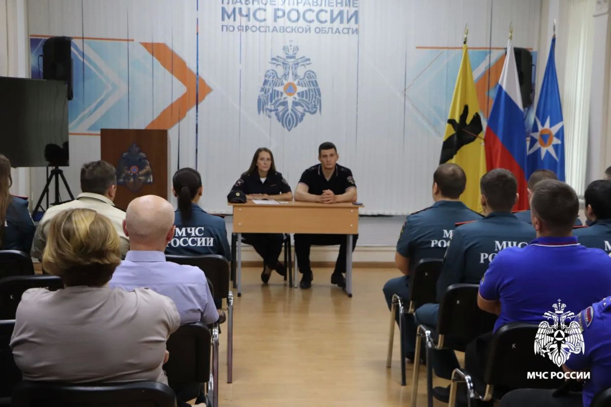 Безопасность на дорогах — зона особой ответственности: сотрудники Госавтоинспекции провели лекцию для личного состава регионального управления МЧС России по Ярославской области Безопасность на дорогах — зона особой ответственности: сотрудники Госавтоинспекции провели лекцию для личного состава регионального управления МЧС России по Ярославской области