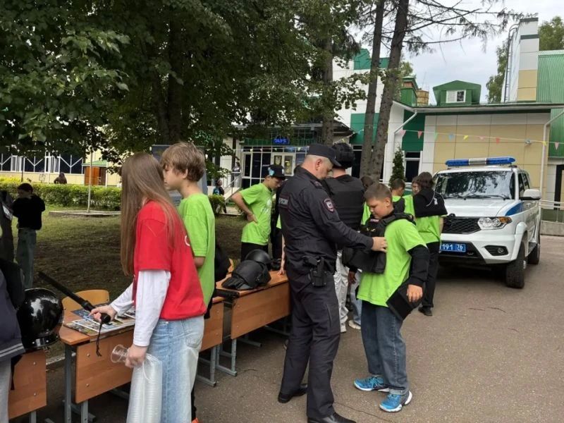 Полицейские и общественники Ярославля присоединились к профилактическому мероприятию рамках акции «Каникулы с Общественным советом» Полицейские и общественники Ярославля присоединились к профилактическому мероприятию рамках акции «Каникулы с Общественным советом»