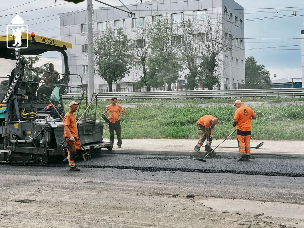 На дублёрах Московского проспекта укладывают новый асфальт На дублёрах Московского проспекта укладывают новый асфальт