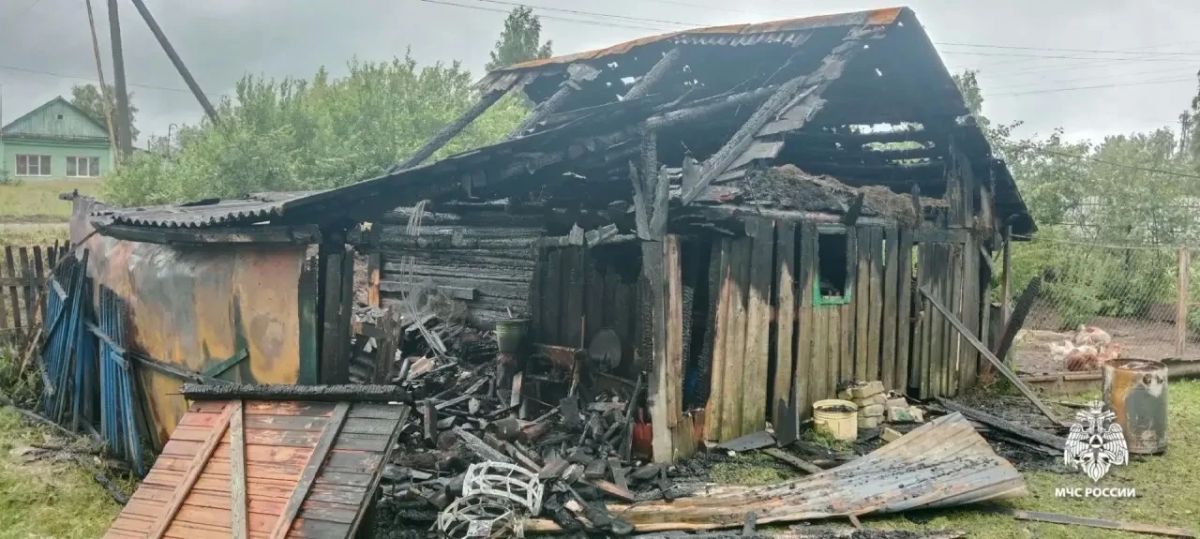 В Даниловском округе из-за грозы сгорели 3 постройки В Даниловском округе из-за грозы сгорели 3 постройки