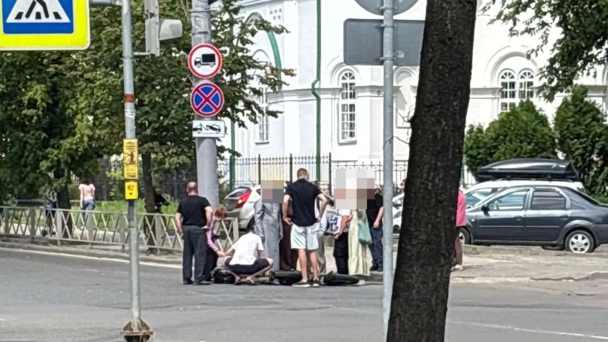 В Рыбинске автобус столкнулся с электровелосипедом: пожилой мужчина госпитализирован