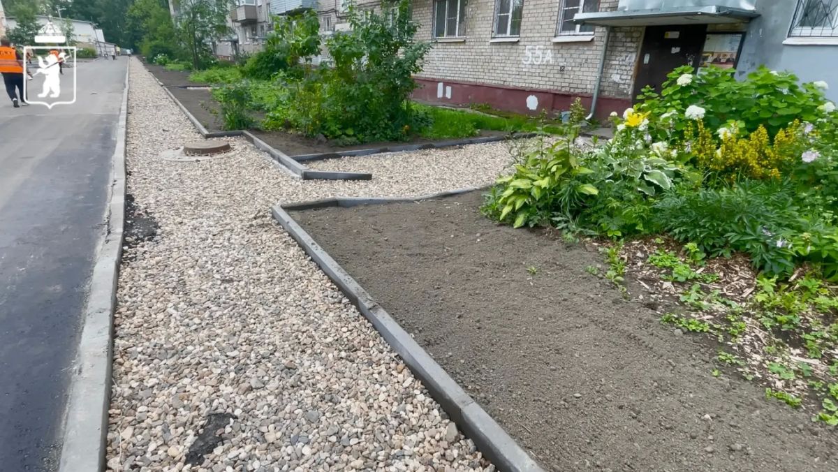 В Ярославле продолжаются работы по благоустройству дворов В Ярославле продолжаются работы по благоустройству дворов