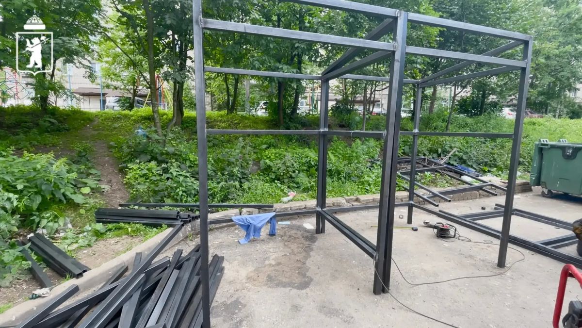 В Ярославле продолжаются работы по благоустройству дворов В Ярославле продолжаются работы по благоустройству дворов