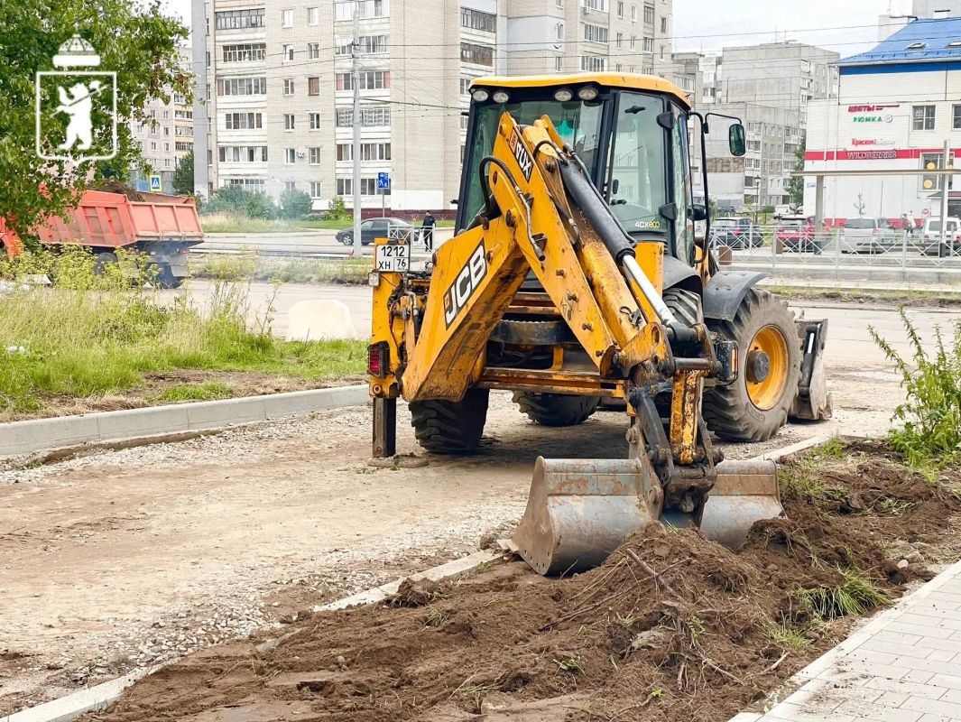 На улице Бабича продолжается комплексный ремонт дороги и тротуаров На улице Бабича продолжается комплексный ремонт дороги и тротуаров