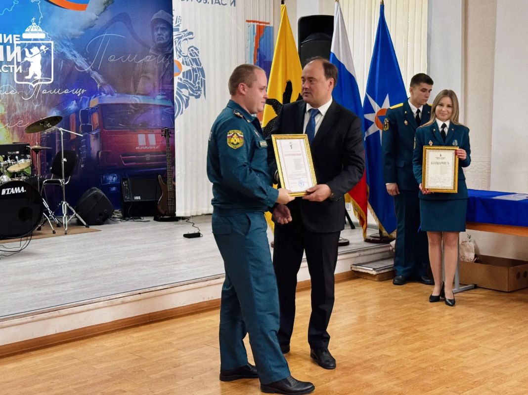 С профессиональным праздником поздравили сотрудников органов Государственного пожарного надзора С профессиональным праздником поздравили сотрудников органов Государственного пожарного надзора