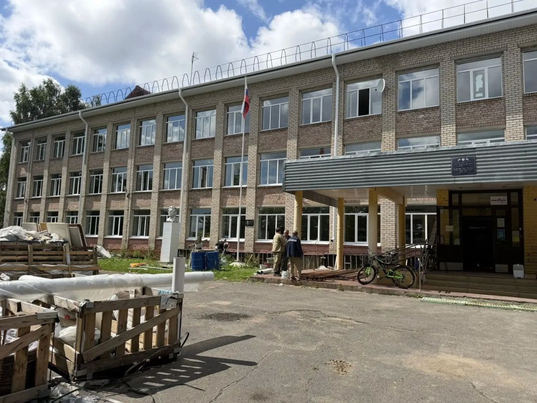 В рамках выезда в Мышкинский муниципальный округ заместитель прокурора Ярославской области Андрей Смирнов проверили ход осуществления капитального ремонта школы средней общеобразовательной школы в Мышкине В рамках выезда в Мышкинский муниципальный округ заместитель прокурора Ярославской области Андрей Смирнов проверили ход осуществления капитального ремонта школы средней общеобразовательной школы в Мышкине