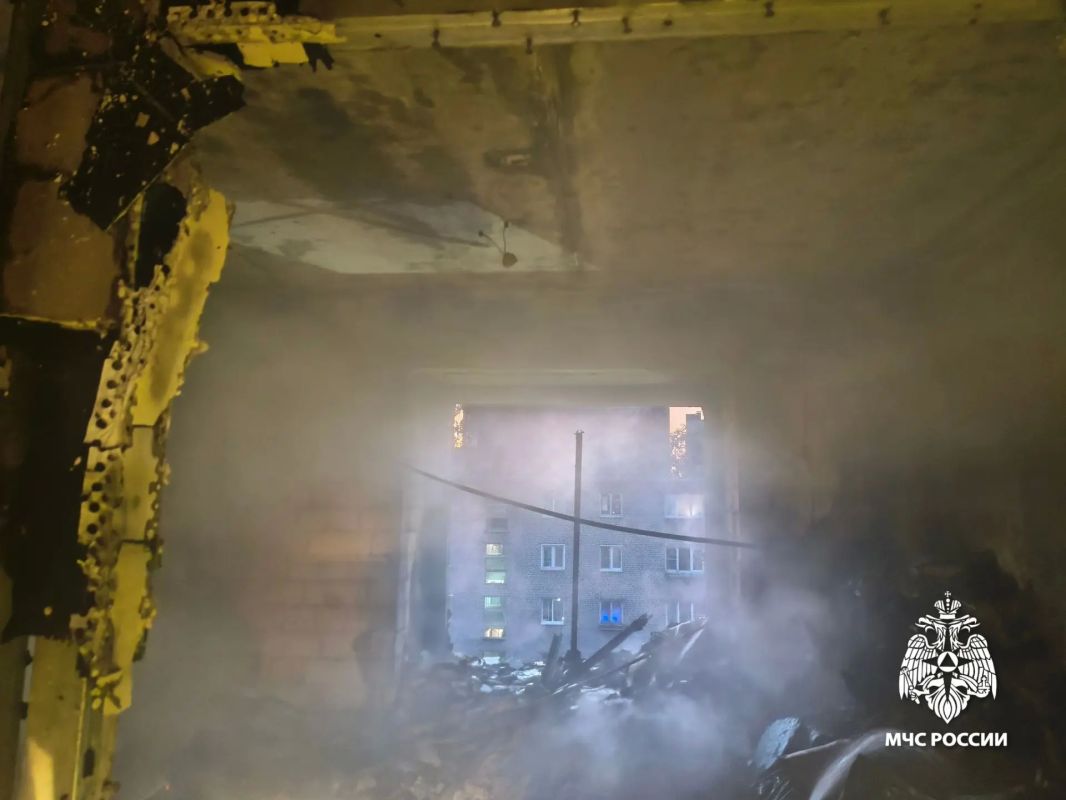 Пожарные МЧС России спасли 4 человека и 20 жильцов эвакуировали Пожарные МЧС России спасли 4 человека и 20 жильцов эвакуировали