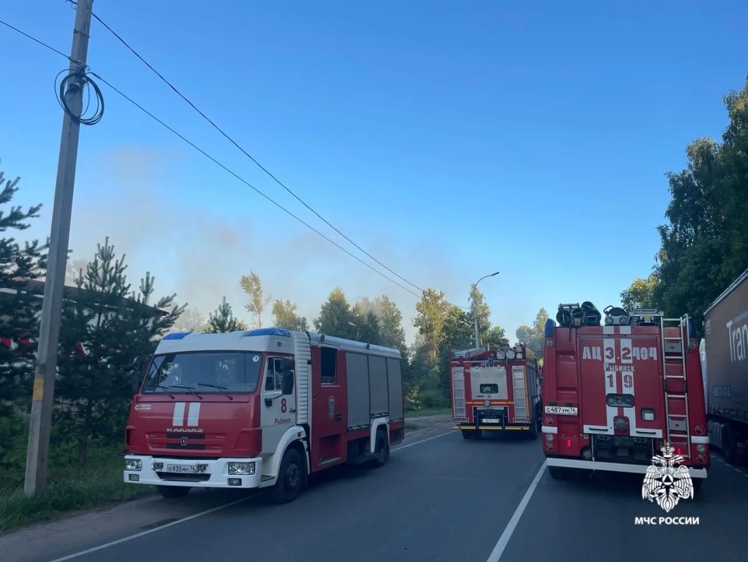 Пожарные МЧС России ликвидировали возгорание в Рыбинске Пожарные МЧС России ликвидировали возгорание в Рыбинске