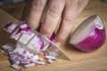 Как научиться резать лук без слез: советы от науки