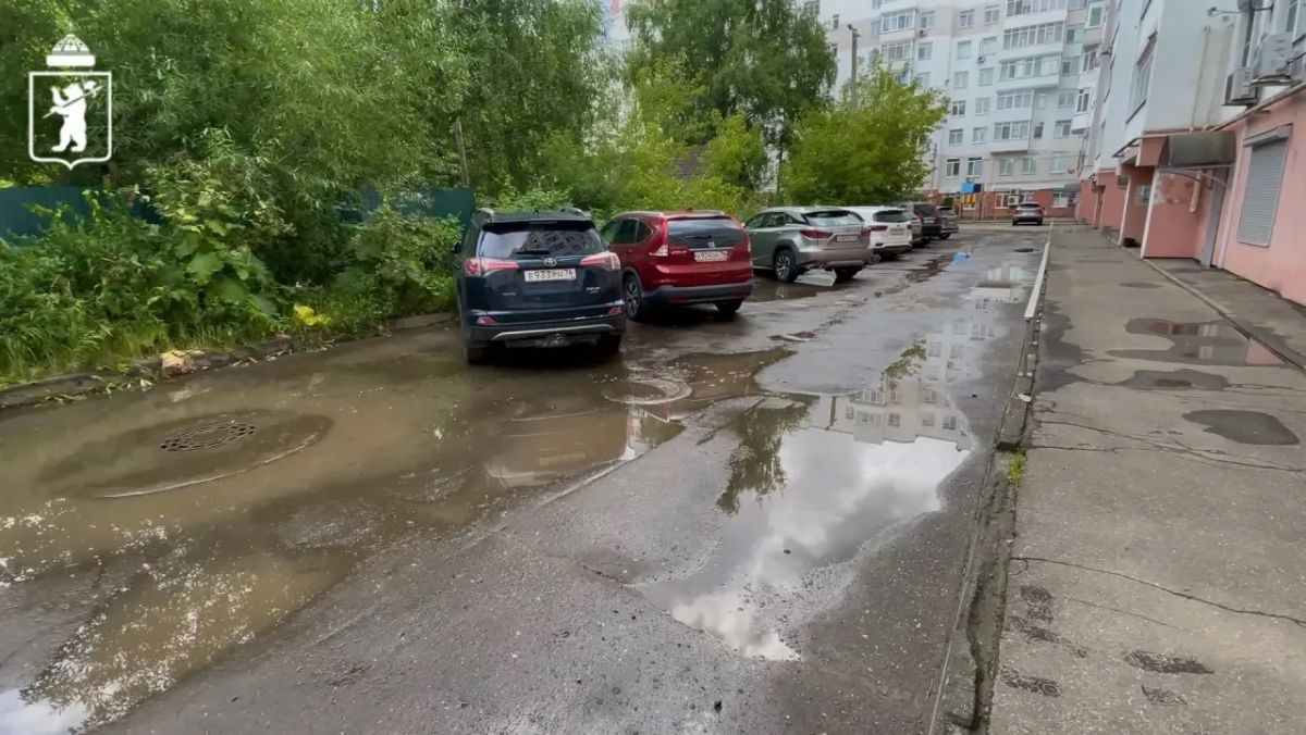 Специалисты устраняют последствия сильного ливня Специалисты устраняют последствия сильного ливня