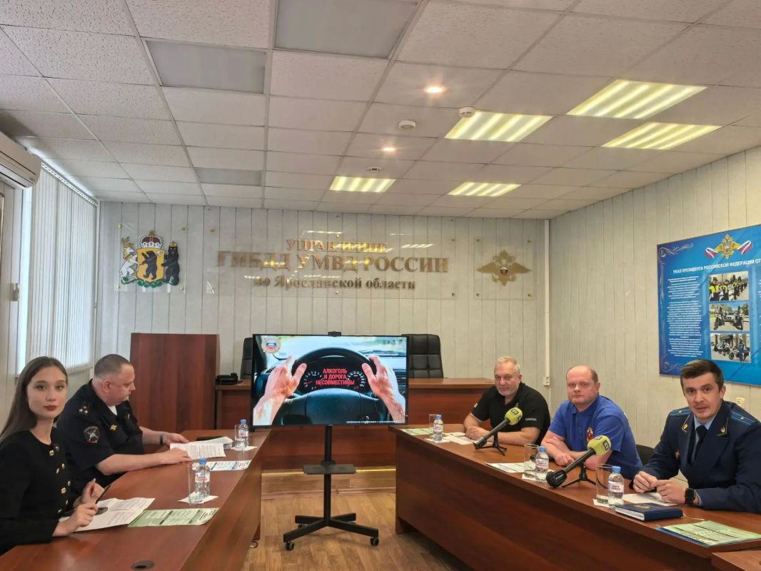 Прокурор отдела управления по надзору за уголовно-процессуальной и оперативно-разыскной деятельностью прокуратуры Ярославской области Иван Смирнов принял участие в круглом столе, прошедшем в Управлении ГИБДД УМВД России по... Прокурор отдела управления по надзору за уголовно-процессуальной и оперативно-разыскной деятельностью прокуратуры Ярославской области Иван Смирнов принял участие в круглом столе, прошедшем в Управлении ГИБДД УМВД России по...