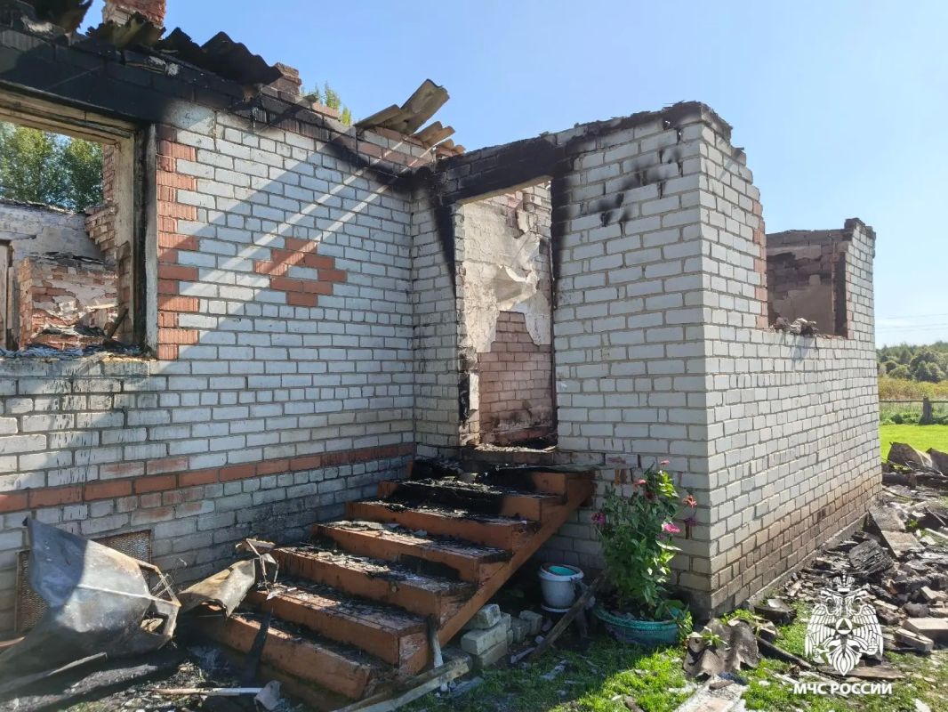 Из-за зарядного устройства горел дом в Тутаевском округе Из-за зарядного устройства горел дом в Тутаевском округе
