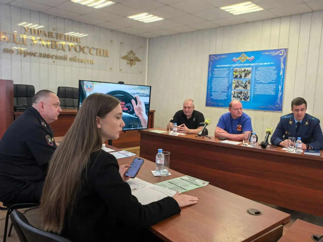 Прокурор отдела управления по надзору за уголовно-процессуальной и оперативно-разыскной деятельностью прокуратуры Ярославской области Иван Смирнов принял участие в круглом столе, прошедшем в Управлении ГИБДД УМВД России по... Прокурор отдела управления по надзору за уголовно-процессуальной и оперативно-разыскной деятельностью прокуратуры Ярославской области Иван Смирнов принял участие в круглом столе, прошедшем в Управлении ГИБДД УМВД России по...