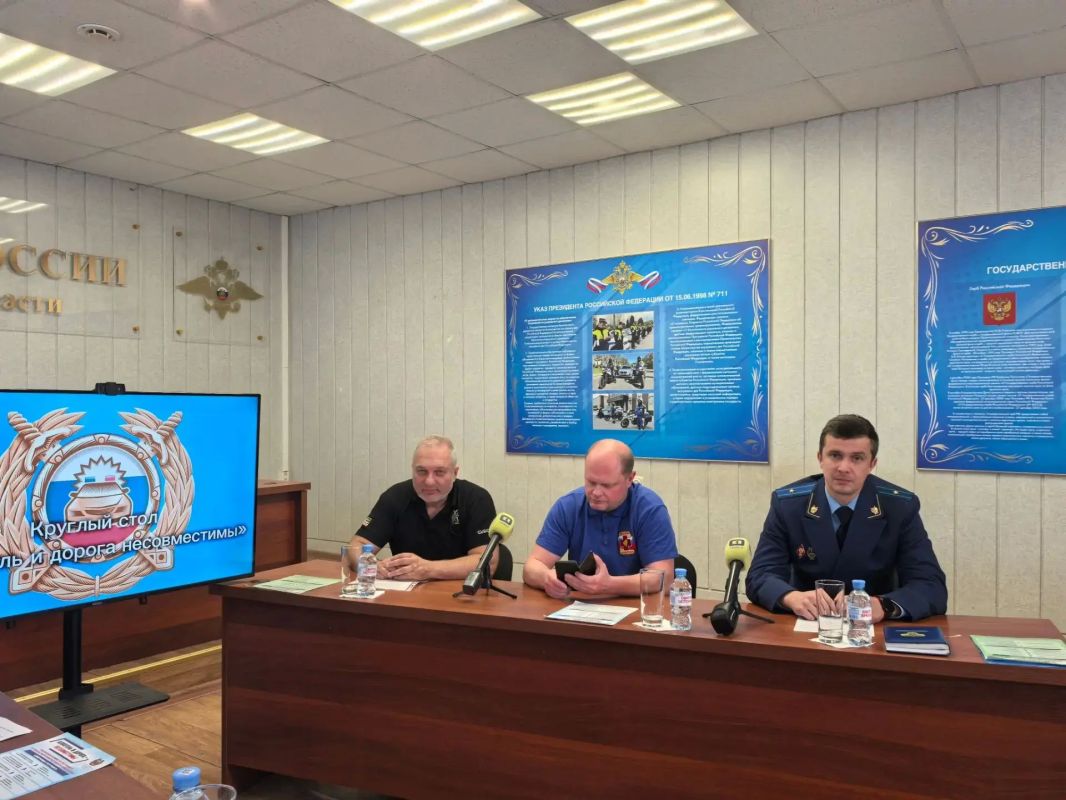 Прокурор отдела управления по надзору за уголовно-процессуальной и оперативно-разыскной деятельностью прокуратуры Ярославской области Иван Смирнов принял участие в круглом столе, прошедшем в Управлении ГИБДД УМВД России по... Прокурор отдела управления по надзору за уголовно-процессуальной и оперативно-разыскной деятельностью прокуратуры Ярославской области Иван Смирнов принял участие в круглом столе, прошедшем в Управлении ГИБДД УМВД России по...