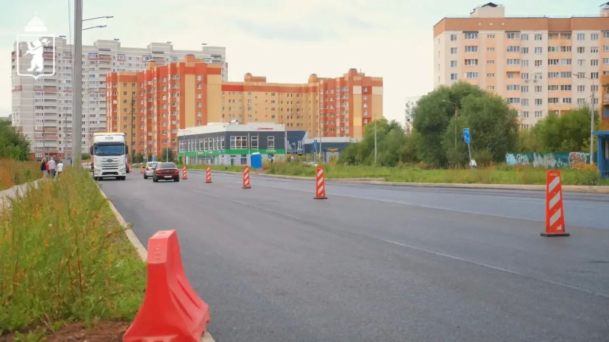 На улице Бабича укладывают новый асфальт На улице Бабича укладывают новый асфальт