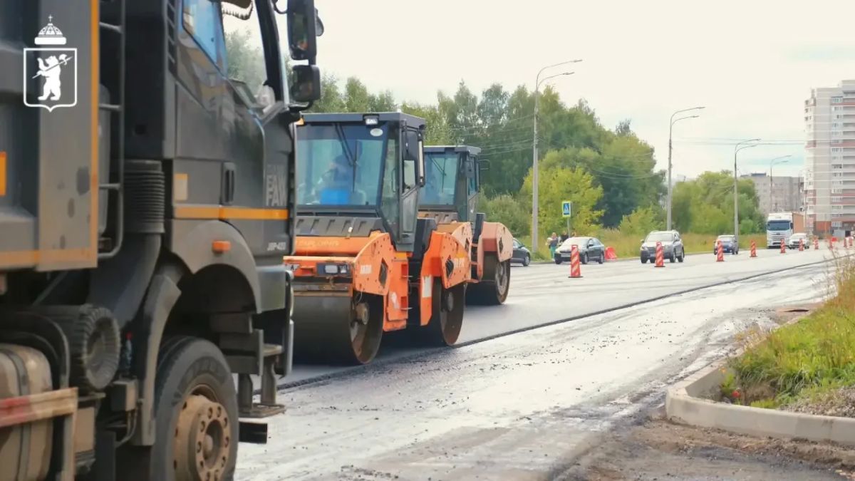 На улице Бабича укладывают новый асфальт На улице Бабича укладывают новый асфальт