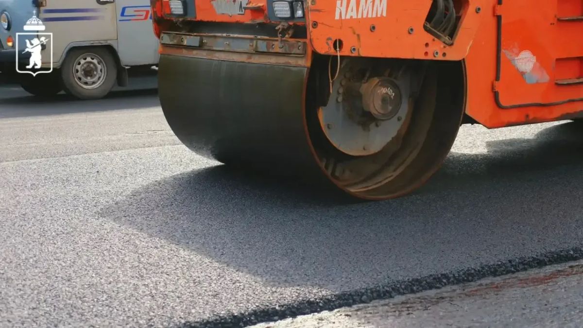 На улице Бабича укладывают новый асфальт На улице Бабича укладывают новый асфальт