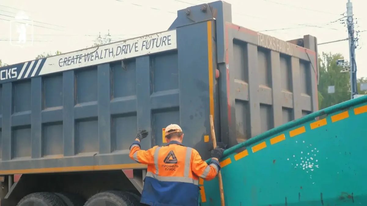 На улице Бабича укладывают новый асфальт На улице Бабича укладывают новый асфальт