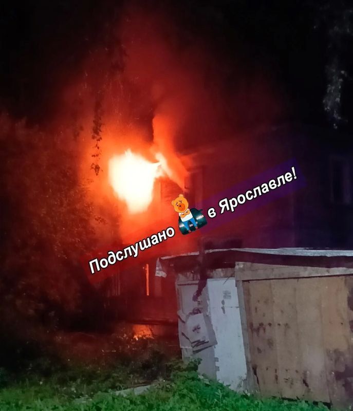Пламя и клубы дыма: в Ярославле горела заброшка Пламя и клубы дыма: в Ярославле горела заброшка