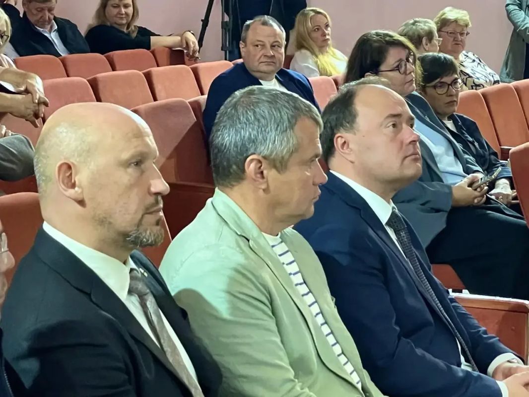 Артём Молчанов: Вместе с главой Ярославского муниципального округа Алексеем Михайловым провёл встречу с руководителями агропредприятий округа Артём Молчанов: Вместе с главой Ярославского муниципального округа Алексеем Михайловым провёл встречу с руководителями агропредприятий округа