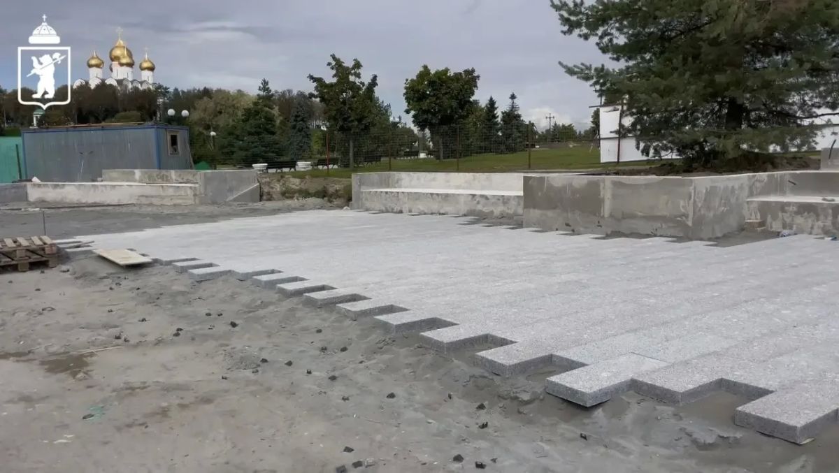 Продолжаются работы по созданию амфитеатра на Стрелке Продолжаются работы по созданию амфитеатра на Стрелке