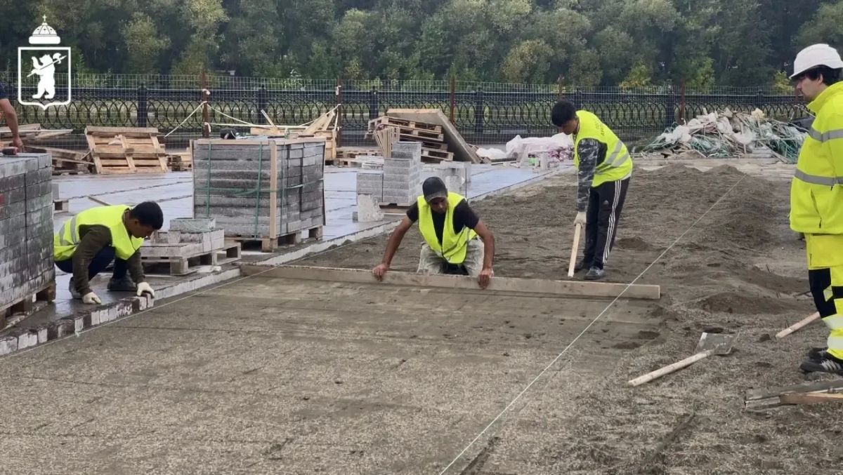 Продолжаются работы по созданию амфитеатра на Стрелке Продолжаются работы по созданию амфитеатра на Стрелке
