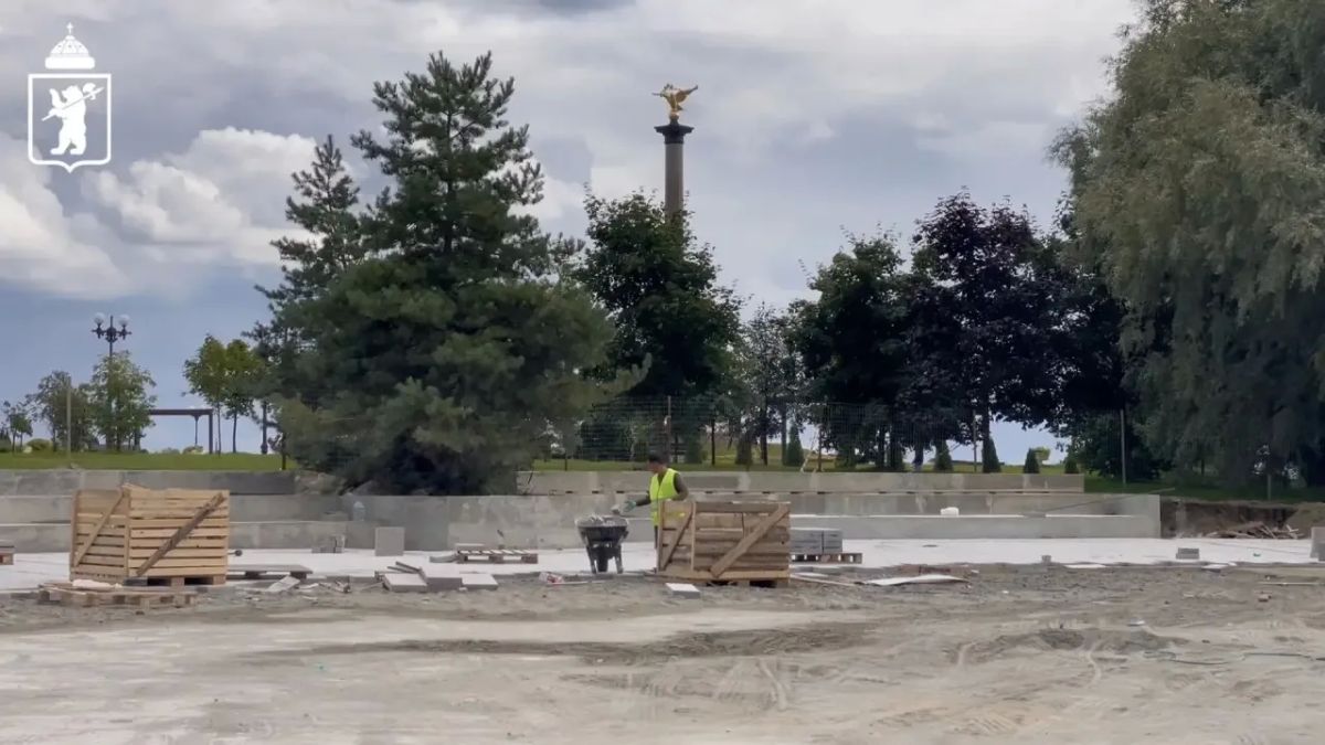 Продолжаются работы по созданию амфитеатра на Стрелке Продолжаются работы по созданию амфитеатра на Стрелке