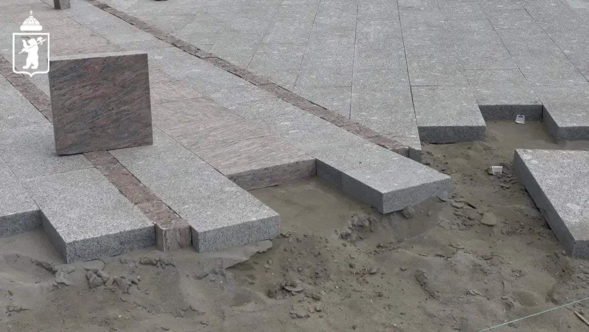 Продолжаются работы по созданию амфитеатра на Стрелке Продолжаются работы по созданию амфитеатра на Стрелке