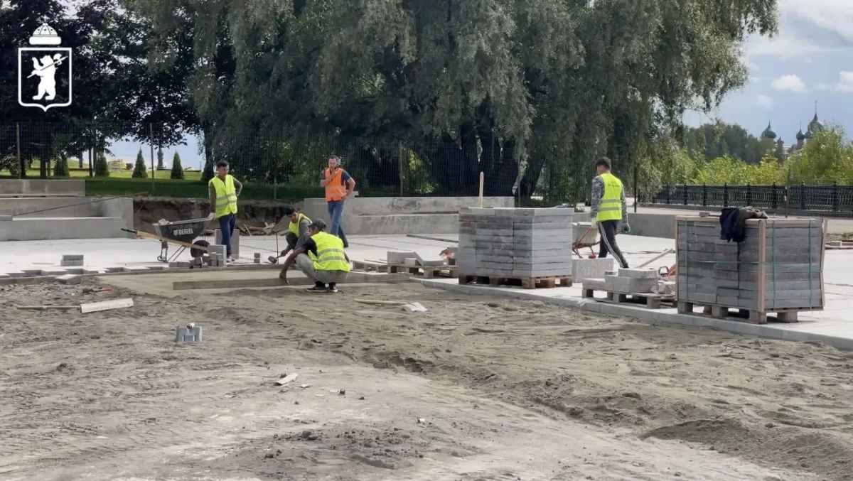 Продолжаются работы по созданию амфитеатра на Стрелке Продолжаются работы по созданию амфитеатра на Стрелке