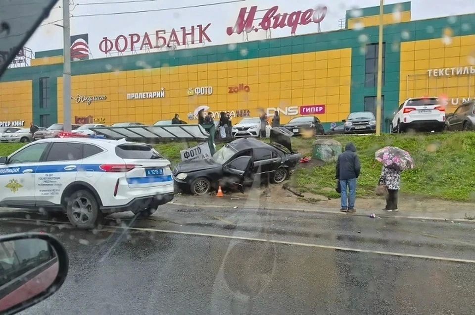 18-летний водитель, протаранивший остановку с людьми в Ярославле, ездил без прав 18-летний водитель, протаранивший остановку с людьми в Ярославле, ездил без прав