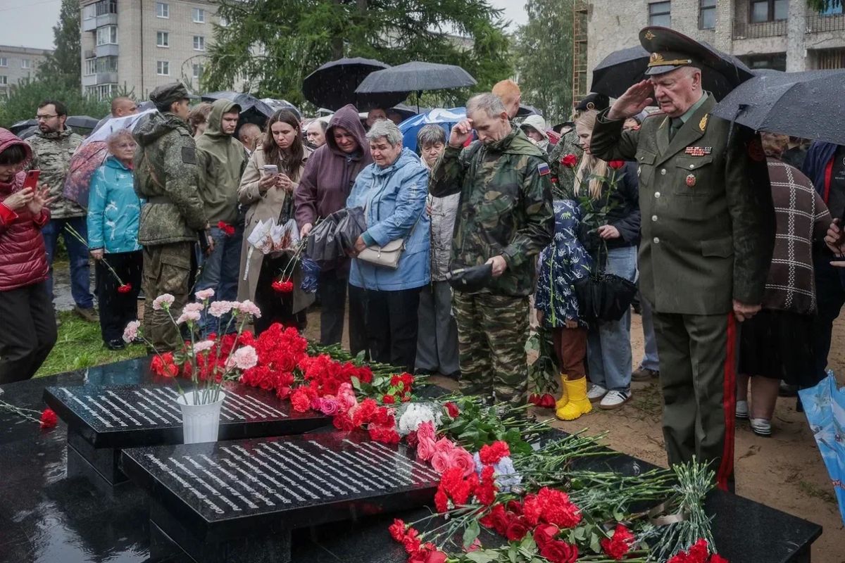 Дмитрий Рудаков: Сегодня в Переборах открыли памятник, посвященный нашим героям-землякам. Этот мемориал — наша общая боль, наша гордость и наша вечная признательность Дмитрий Рудаков: Сегодня в Переборах открыли памятник, посвященный нашим героям-землякам. Этот мемориал — наша общая боль, наша гордость и наша вечная признательность