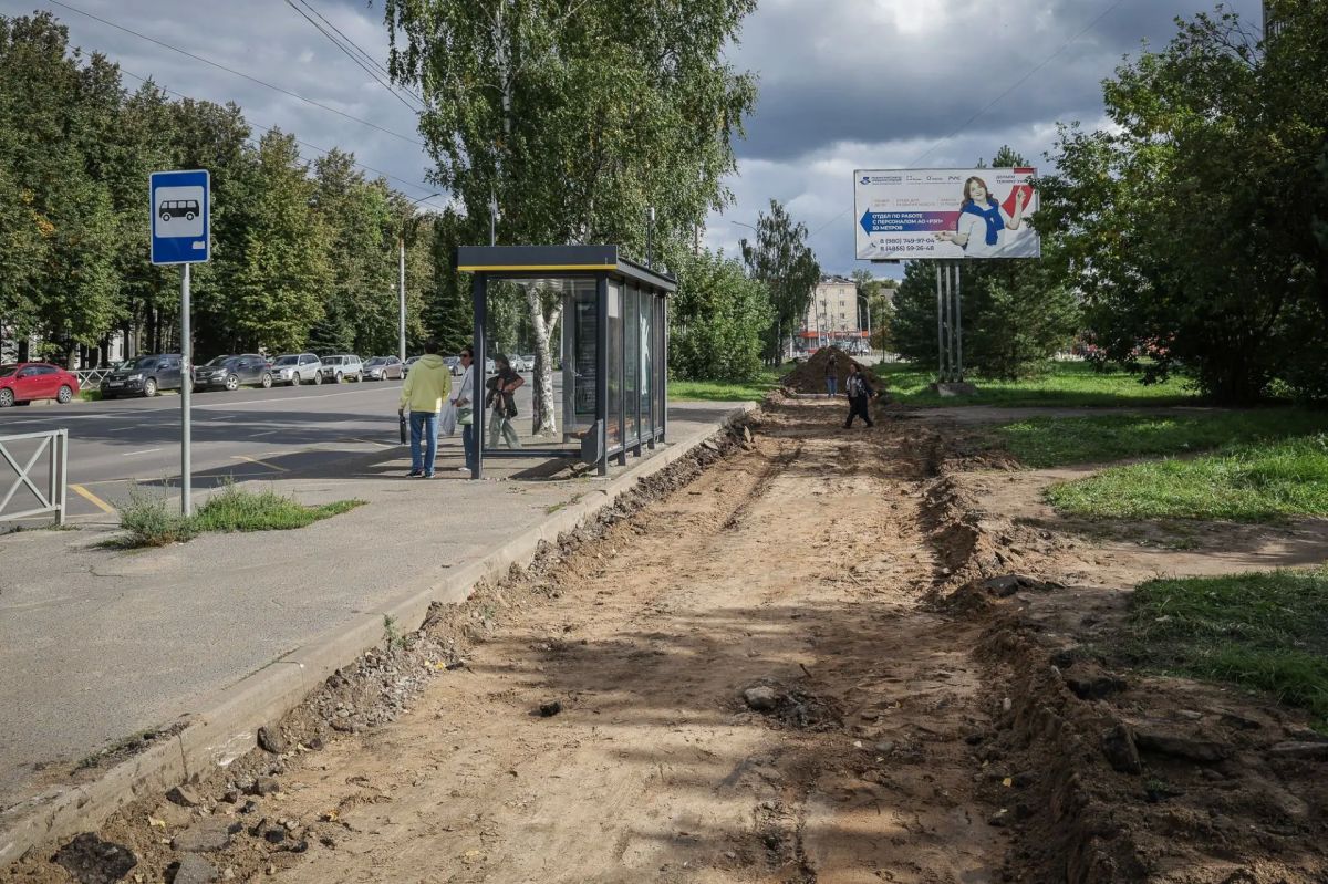 Вдоль площади Жукова начали обустройство тротуара Вдоль площади Жукова начали обустройство тротуара