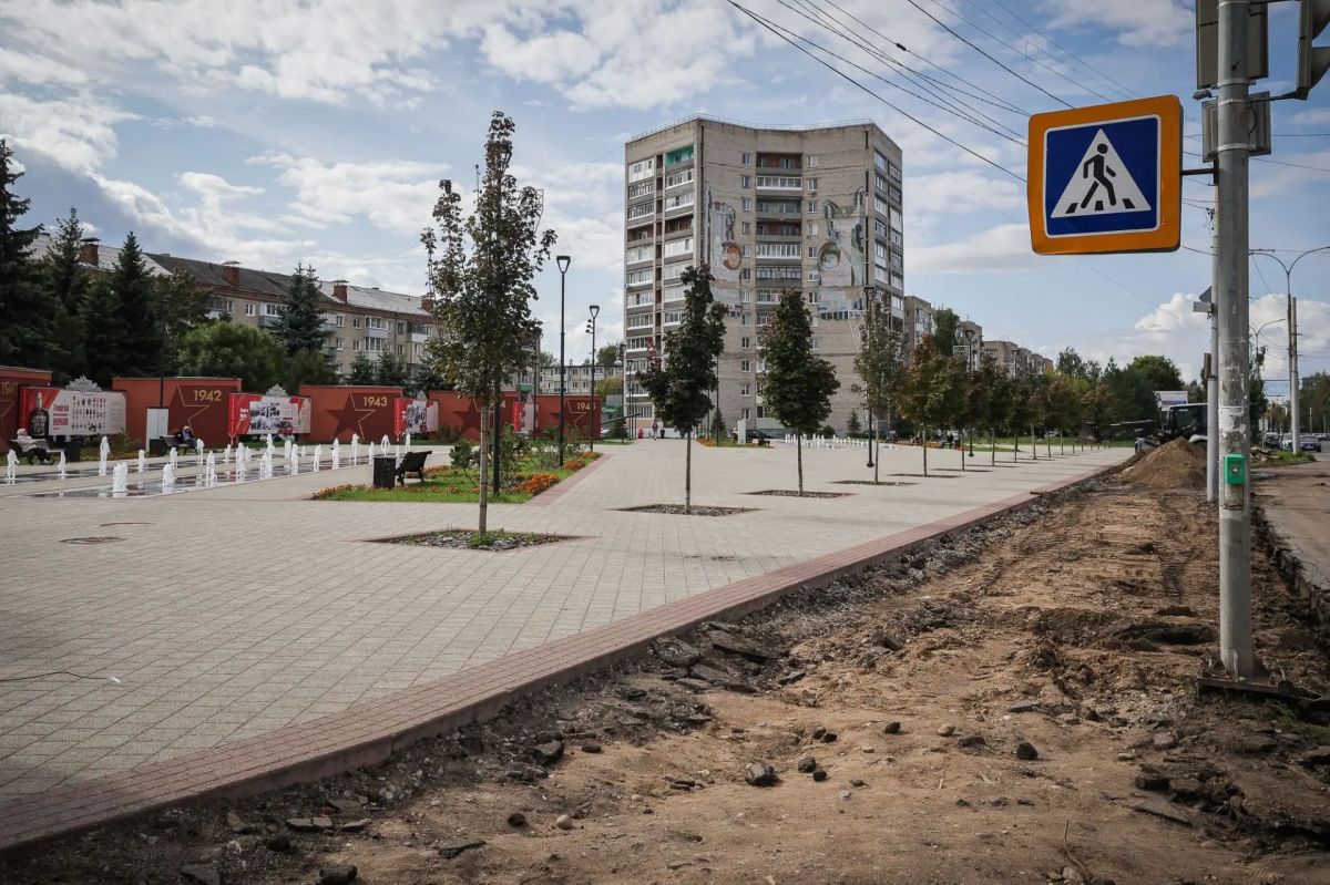 Вдоль площади Жукова начали обустройство тротуара Вдоль площади Жукова начали обустройство тротуара