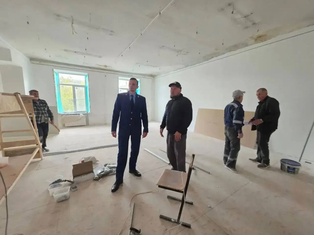 Заместитель Рыбинского городского прокурора Магомет Визач проверил ход капитального ремонта ГПОАУ ЯО Рыбинский профессионально-педагогический колледж Заместитель Рыбинского городского прокурора Магомет Визач проверил ход капитального ремонта ГПОАУ ЯО Рыбинский профессионально-педагогический колледж