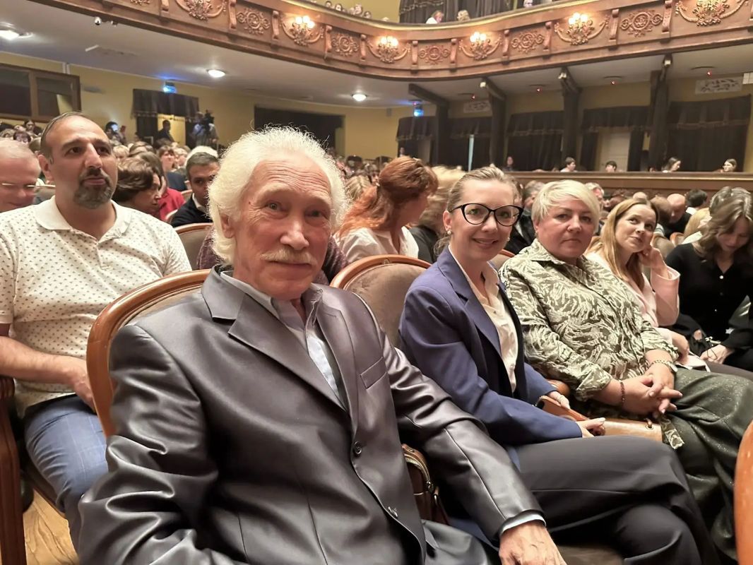 Михаил Евраев: Актерам трех театров региона вручены театральные премии имени народного артиста СССР Сергея Тихонова и народной артистки РСФСР Наталии Терентьевой Михаил Евраев: Актерам трех театров региона вручены театральные премии имени народного артиста СССР Сергея Тихонова и народной артистки РСФСР Наталии Терентьевой