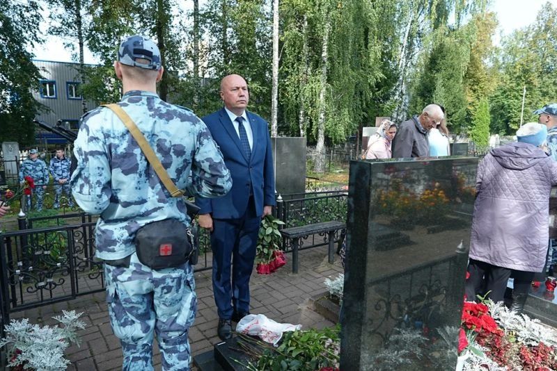 Руководство УМВД приняло участие в памятных мероприятиях, посвященных памяти Героев России Руководство УМВД приняло участие в памятных мероприятиях, посвященных памяти Героев России