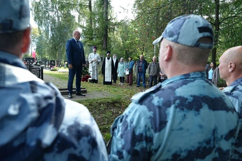 Руководство УМВД приняло участие в памятных мероприятиях, посвященных памяти Героев России Руководство УМВД приняло участие в памятных мероприятиях, посвященных памяти Героев России